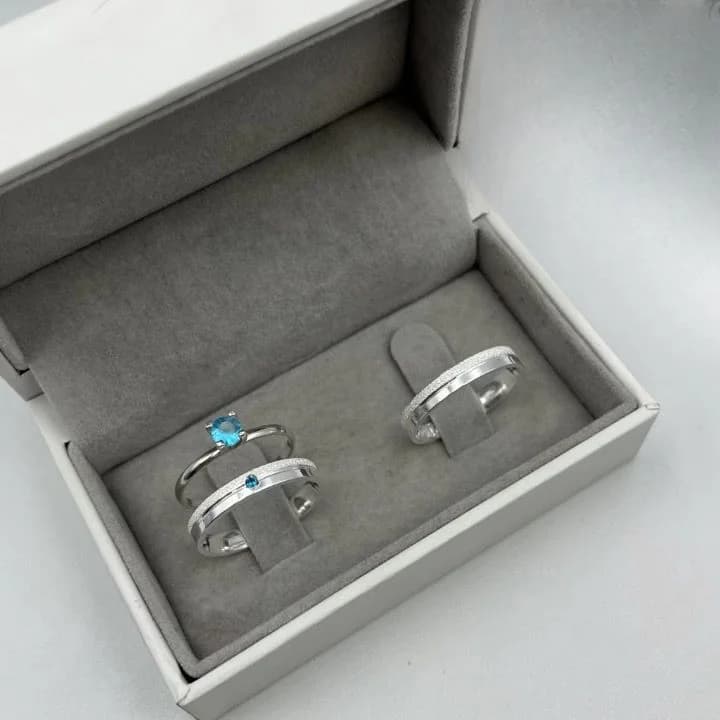 ✨ Aliança Metade Diamantada com Pedra Colorida – 3mm ✨ — Oliveira Joias